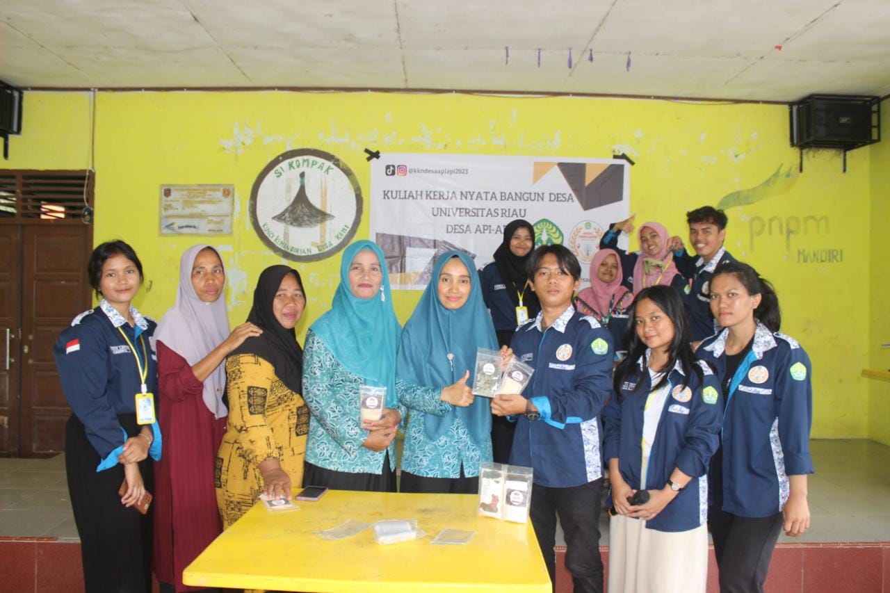 Mahasiswa Kukerta UNRI Beri Inovasi Pengolahan Jahe Merah Dan Daun Kelor Menjadi Teh Herbal Sebagai Kreativitas Umkm Di Desa Api-Api Desa Petani